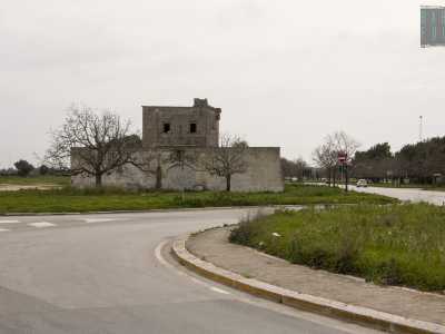 E� arrivato ora il momento di dirigerci verso lo stadio, l� dove di fronte ai parcheggi della tribuna est troviamo il primo degli storici edifici abbandonati presenti in zona: � la masseria Alberotanza